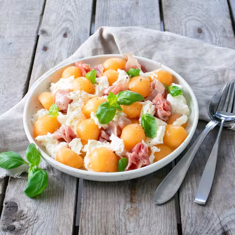Melonsallad med mozzarella och prosciutto