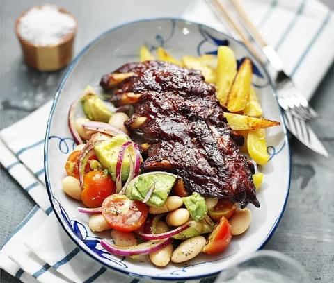 Baby back ribs med tomat- och bönsallad