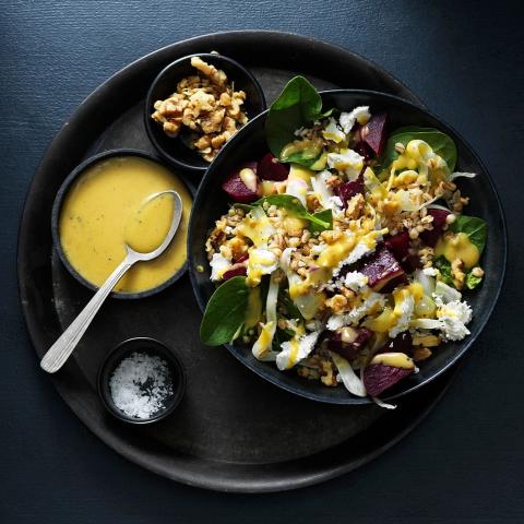 Chèvresallad med rödbetor och senapsdressing