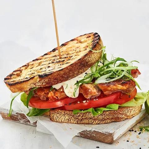 Club sandwich med sriracha och limemajjo