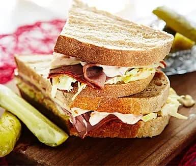Delisandwich med rostbiff och coleslaw