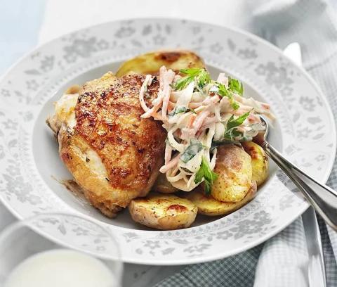 Kyckling med coleslaw och rostad potatis