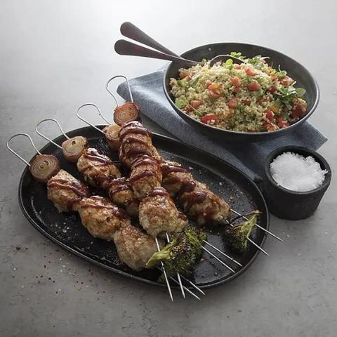 Kycklingkebab på spett med smak av ingefära, vitlök och BBQ