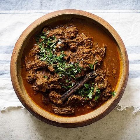 Långkokt chili på högrev med choklad