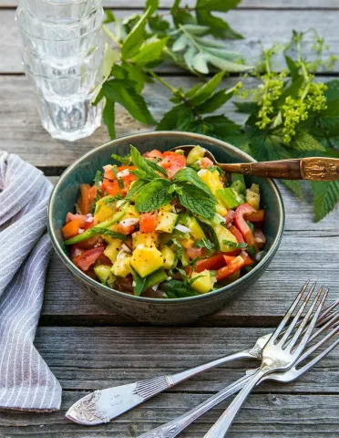 Mangosallad med tomat och mynta