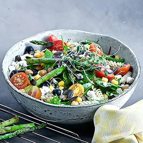 Pastasallad med rostade kikärter och avokadokräm