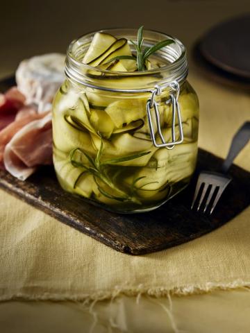 Picklad zucchini med rosmarin och citron