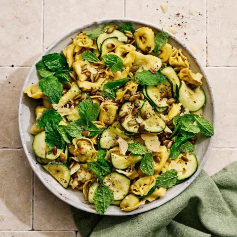 Tortellinisallad med zucchini och kapris