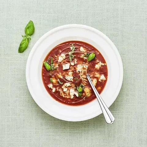 Tomatsoppa med risoni och feta