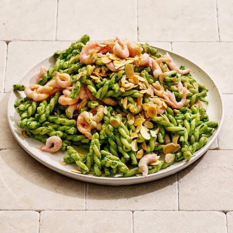 Pastasallad med räkor och green goddess-dressing