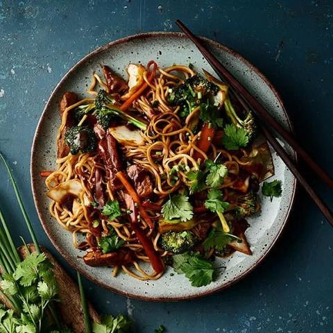Wok med äggnudlar och fläskfilé