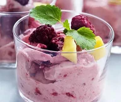 Yoghurtglass med smak av hallon och mango