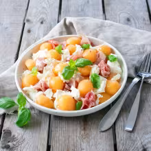 Melonsallad med mozzarella och prosciutto