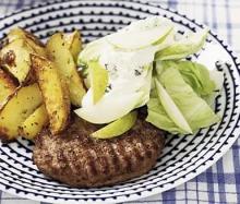 Burgers med klyftisar och bluecheesesås