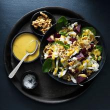Chèvresallad med rödbetor och senapsdressing