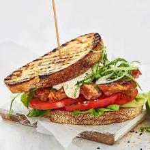 Club sandwich med sriracha och limemajjo