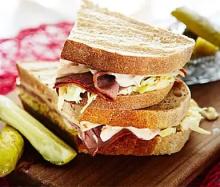 Delisandwich med rostbiff och coleslaw