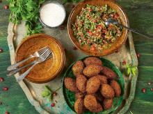 Falafel med tabbouleh, tahinisås och hummus