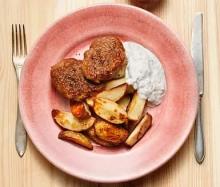 Färsbiffar med klyftpotatis och äppleyoghurt