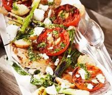 Grillad tomat- och löksallad med fetaost, persilja och vitlök