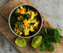 Het ananas- och mangosalsa