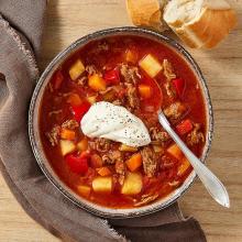 Köttfärsgulasch med baguette och vitlökskräm