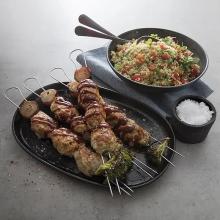 Kycklingkebab på spett med smak av ingefära, vitlök och BBQ