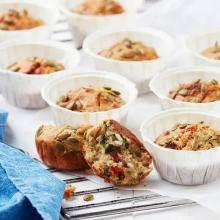 Matiga muffins med fetaost och tomater