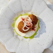 Räkkroketter med dillolja och söt silverlök