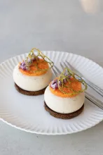 Prästostpannacotta på kavring med rom, rödlök och dill-tuile