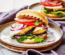 Parmesanpanerad aubergineburgare med mandel