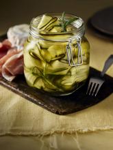 Picklad zucchini med rosmarin och citron