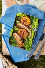 Sallad till picknick med kyckling och grillade persikor