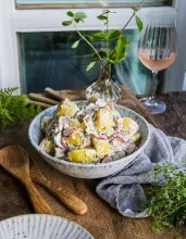 Krämig potatissallad med rädisor, dill och kapris