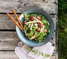 Sallad med sparris, fetaost och jordgubbar
