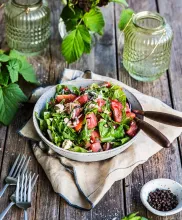 Vattenmelonsallad med rödlök, pumpakärnor, fetaost och rucola