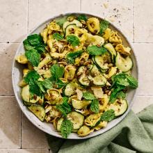 Tortellinisallad med zucchini och kapris