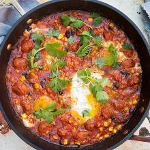 Svart böngryta med korv och bakat ägg