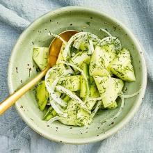 Syrlig gurksallad med dill