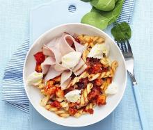 Tomatpasta med kalkon och mozzarella