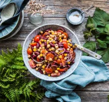 Tomatsallad med bönor, rödlök och majs