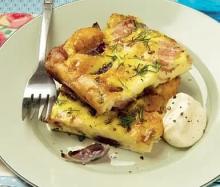 Ugnsomelett med rostad lök och bacon