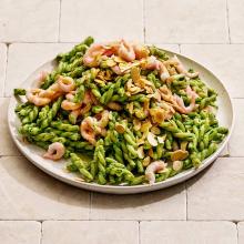Pastasallad med räkor och green goddess-dressing