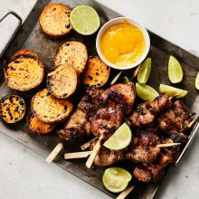 Kycklingspett med het mangosalsa