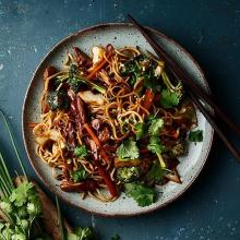 Wok med äggnudlar och fläskfilé